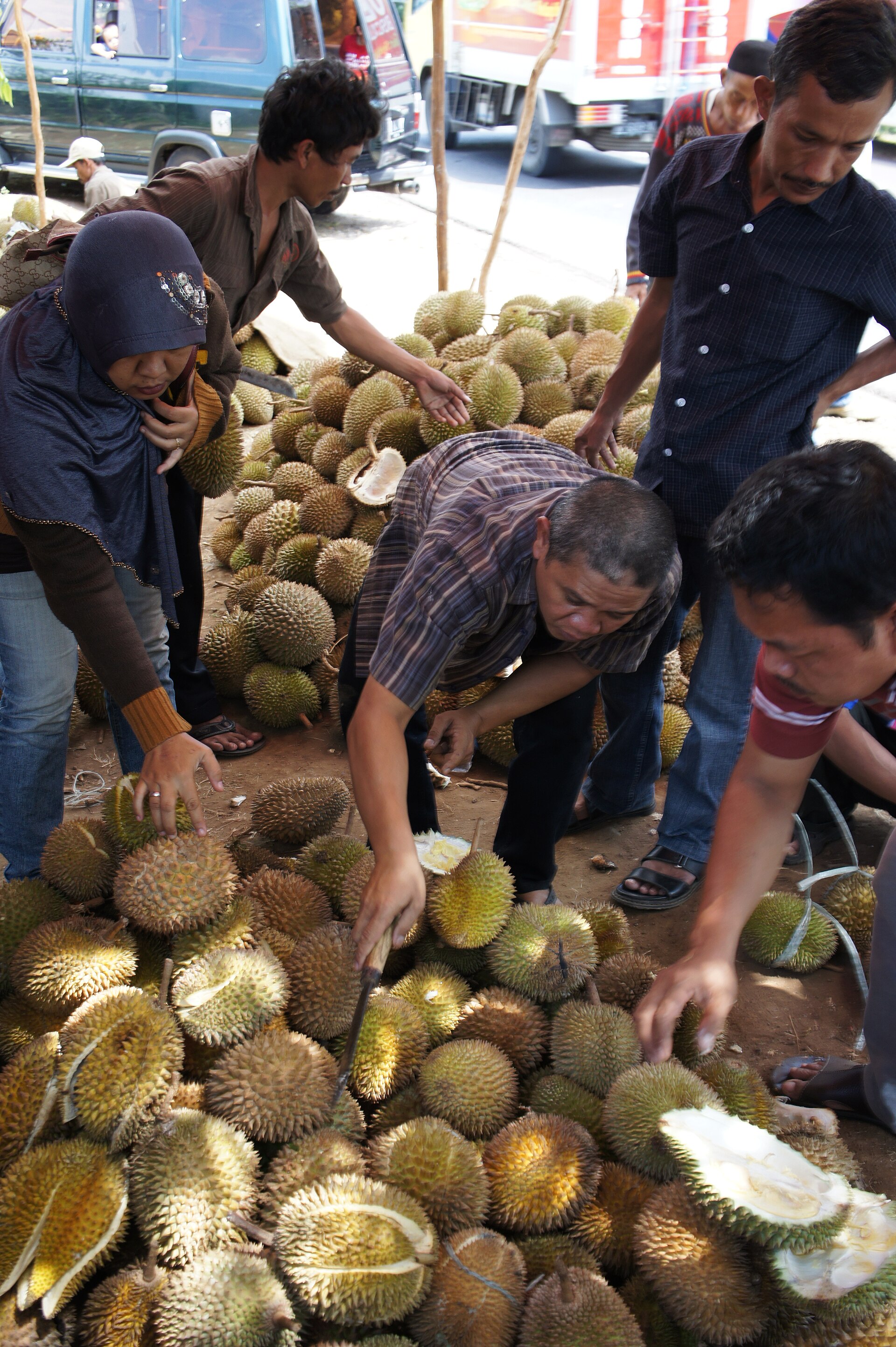 Venditori di durian vicino a Cirebon, Indonesia
