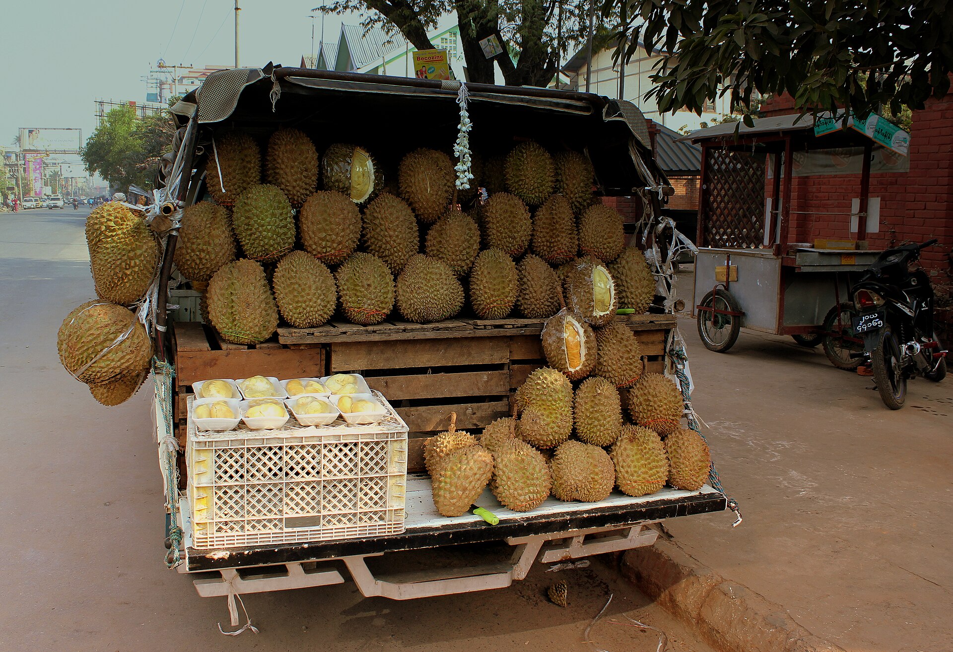 Consegna di durian a Mandalay, Myanmar