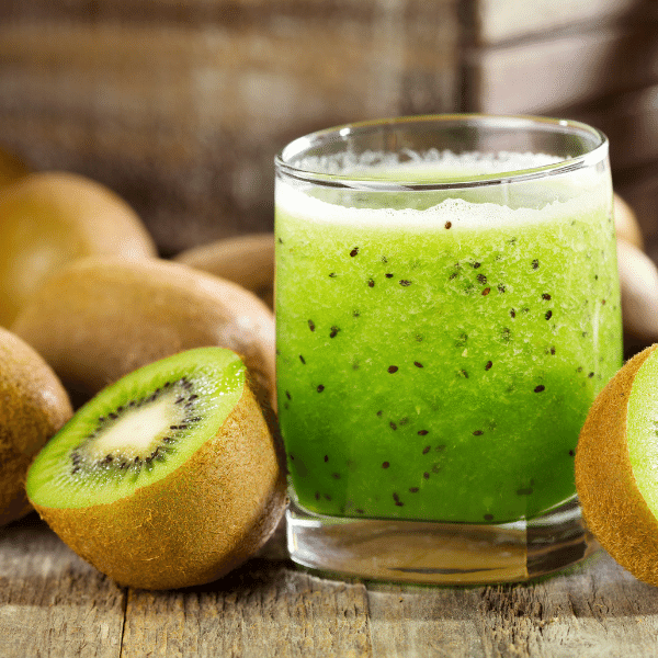 Kiwi tagliati e un bicchiere di succo